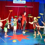 Zomercircus Barendrecht: Kinderen treden op in circustent langs de Vrijenburglaan