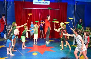 Zomercircus Barendrecht: Kinderen treden op in circustent langs de Vrijenburglaan