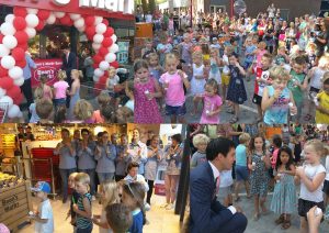Kinderen en wethouder verrichten officiële opening van vernieuwde Boon's Markt