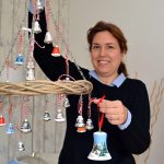 Margo Boers beschildert kerstkokjes voor restauratie uurwerk Dorpskerk: "Klokjes voor de klok"