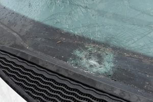 Auto's beschadigd aan de Vioolhof: "Vuurwerk tussen ruitenwissers en voorruit"