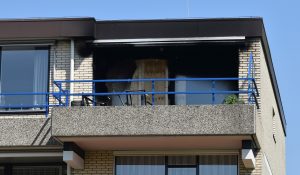Balkon zwartgeblakerd na nachtelijke brand in appartementencomplex aan Het Ruim