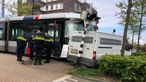 Tram botst tegen bestelbus op de Avenue Carré, tramverkeer in Carnisselande enkele uren stilgelegd