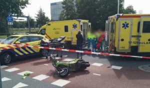 Bestuurder van snorscooter botst op ambulance met spoedmelding aan de Breslau