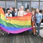 Regenboogvlag gehesen op het gemeentehuis bij start van Coming Out Dag: "Veilig en geaccepteerd voelen"