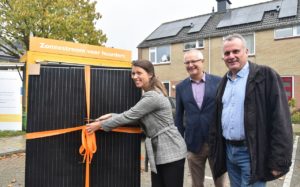 Eerste zonnepanelen voor huurders van Patrimonium officieel in gebruik genomen