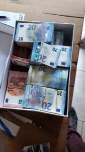 Beslag op €72.000 dubieus verpakte contanten in huis van directeur Barendrechts fruitbedrijf
