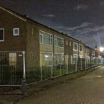 Hekken en cameratoezicht na vandalisme in leegstaande woningen met asbest in de Mr. Lohmanstraat