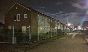 Hekken en cameratoezicht na vandalisme in leegstaande woningen met asbest in de Mr. Lohmanstraat