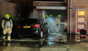 Auto in brand tegen garage van woning aan de Hertenburg