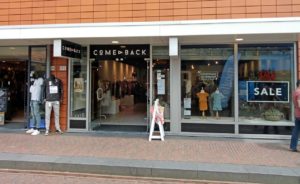 Kinderkledingwinkel 'Comeback' aan de Middenbaan sluit de deuren na opheffingsuitverkoop