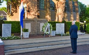 Dodenherdenking Barendrecht 2020: Burgemeester legt krans namens alle inwoners