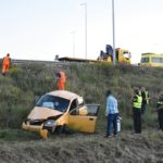 Auto over de kop van de A15 geraakt bij Kooiwalbos