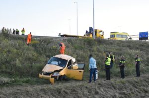 Auto over de kop van de A15 geraakt bij Kooiwalbos