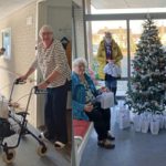 Kerstpresentjes bezorgd bij senioren aan de Windsingel en bij cliënten Aafje