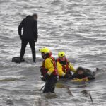 Jongeren bij Oude Maas verrast door hoog water, brandweer schiet te hulp
