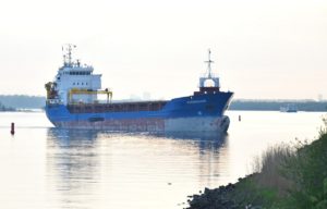 Gapend gat in vrachtschip na aanvaring op de Oude Maas