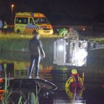 Auto te water langs de Kilweg, bestuurder door brandweer van dak gered