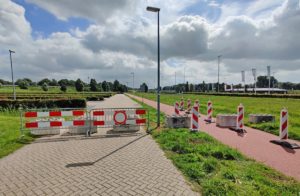 Betonblokken op toegangsweg parkeerterrein Hockeyclub Barendrecht tegen overlast