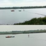 Vastgelopen bootje losgetrokken van stenen dam in Oude Maas