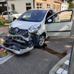 Vrouw gewond door aanrijding met auto tegen paal in wegdek Voordijk