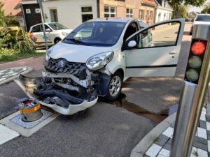 Vrouw gewond door aanrijding met auto tegen paal in wegdek Voordijk
