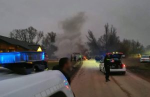 Auto met inbrekers crasht in Heinenoord, vliegt in brand, verdachten vluchten, politiehelikopter zoekt mee bij Barendrechtse Brug