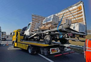 Vrachtwagen botst achterop bestelbus met pech op A15 bij Barendrecht