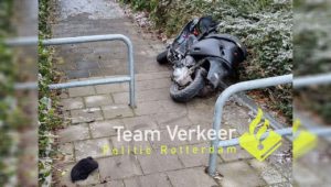 Politieachtervolging van scooter aan de Vlietweg eindigt met klap tegen hekje: "Au, niet zo hard, ik heb een hernia"