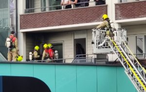 Asbak veroorzaakt brand op gallerij van flat aan het Middeldijkerplein