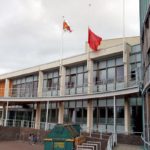 Marokkaanse vlag halfstok op gemeentehuis in Barendrecht