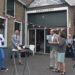 Waarderingsspeld voor Piet en Els Barendregt tijdens sluiting van Boerderijwinkel Dorpzicht