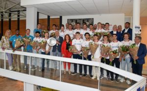 Kampioenen BVV gehuldigd op gemeentehuis, volgend seizoen terug in Tweede Divisie