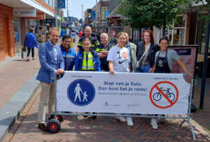 Hekken en handhaving tegen fietsers op Middenbaan: "Stap van je fiets, dan kost het je niets"