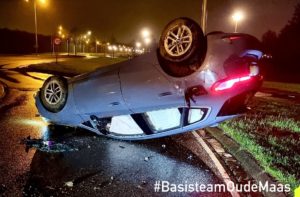 Auto recht over rotonde Carnisser Baan eindigt op zijn kop, bestuurder zonder geldig rijbewijs onder invloed