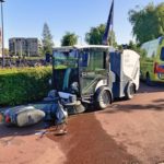 Scooter botst frontaal tegen veegwagen op fietspad Campus Lagewei