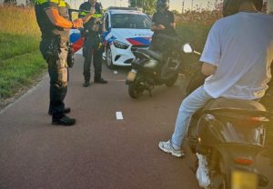 Drie minderjarigen aangehouden en 5 brommers in beslag genomen bij politieactie Achterzeedijk