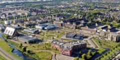 Luchtfoto van Campus Lagewei in Barendrecht, met op de voorgrond de middelbare school Portus Groene Hart