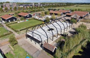 Nieuwbouw De Kleine Duiker krijgt vorm, staalconstructie van nieuwe schuur staat overeind