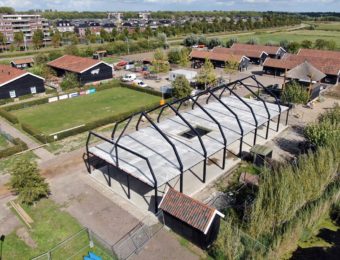 Nieuwbouw De Kleine Duiker krijgt vorm, staalconstructie van nieuwe schuur staat overeind