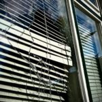 Baksteen door ruit van woning aan de Singel gegooid