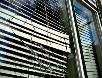 Baksteen door ruit van woning aan de Singel gegooid