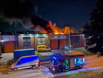 Uitslaande grote brand in bedrijfspand aan de Fennaweg