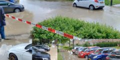 Grote waterlekkage aan de Lavendelhof, straat en parkeervakken volgelopen met water