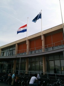 Vlag half stok op het gemeentehuis van Barendrecht