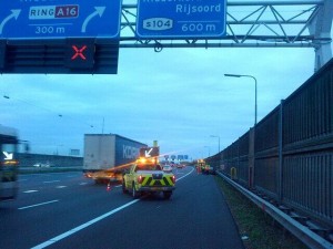 Auto belandt in vangrail na mogelijk afsnijden vrachtauto A15 Barendrecht