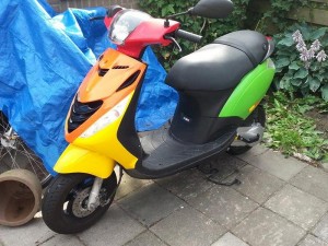Opvallende scooter op klaarlichte dag gestolen aan de 2e Barendrechtseweg in Barendrecht