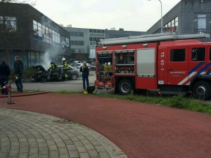 Taxi in brand aan de Pesetastraat in Barendrecht