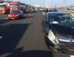 Ongeval met twee personenauto's en vrachtwagen op de A15 bij Barendrecht