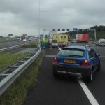 Ongeval tussen auto en vrachtwagen op A15: Vangrail verbogen